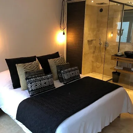 Otel Aux 13 Arches-logis Restaurant Portbail