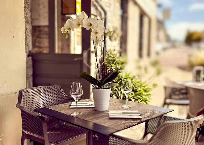 Hotel Aux 13 Arches-logis Restaurant 3*