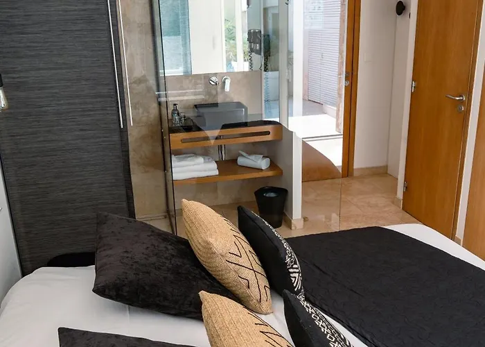 Aux 13 Arches-logis Restaurant Hotel Portbail