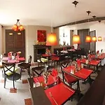 Отель Aux 13 Arches-logis Restaurant Портбай