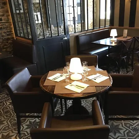 Aux 13 Arches Hotel, Restaurant 3*