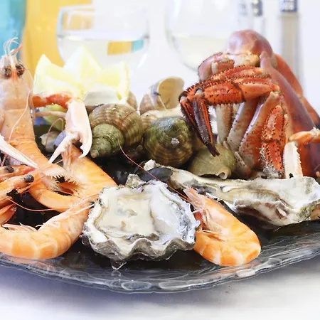 Aux 13 Arches-logis Restaurant Портбай