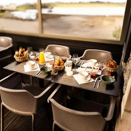 Aux 13 Arches-logis Restaurant Отель 3*