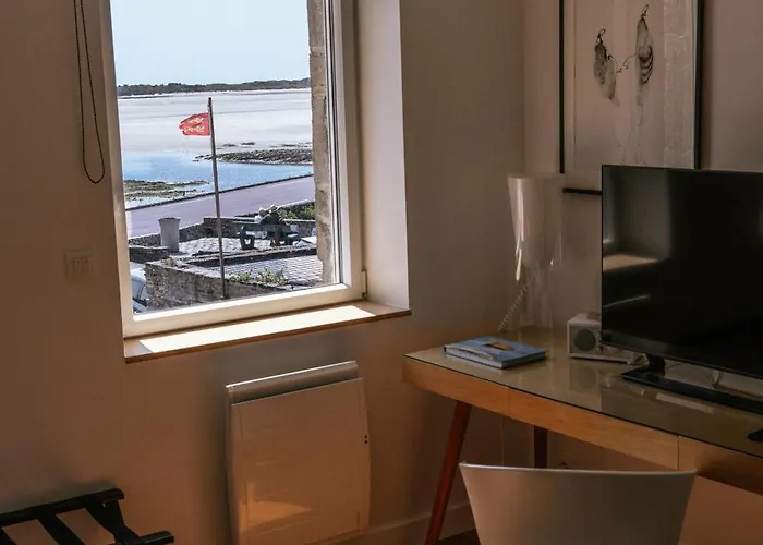 Hotel Aux 13 Arches-logis Restaurant 3*