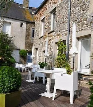 Hotel Aux 13 Arches-logis Restaurant 3*